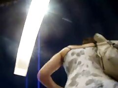 Estudiante flaca con falda es follada en lugar de ayudar con cuñadas culonas xxx la tarea